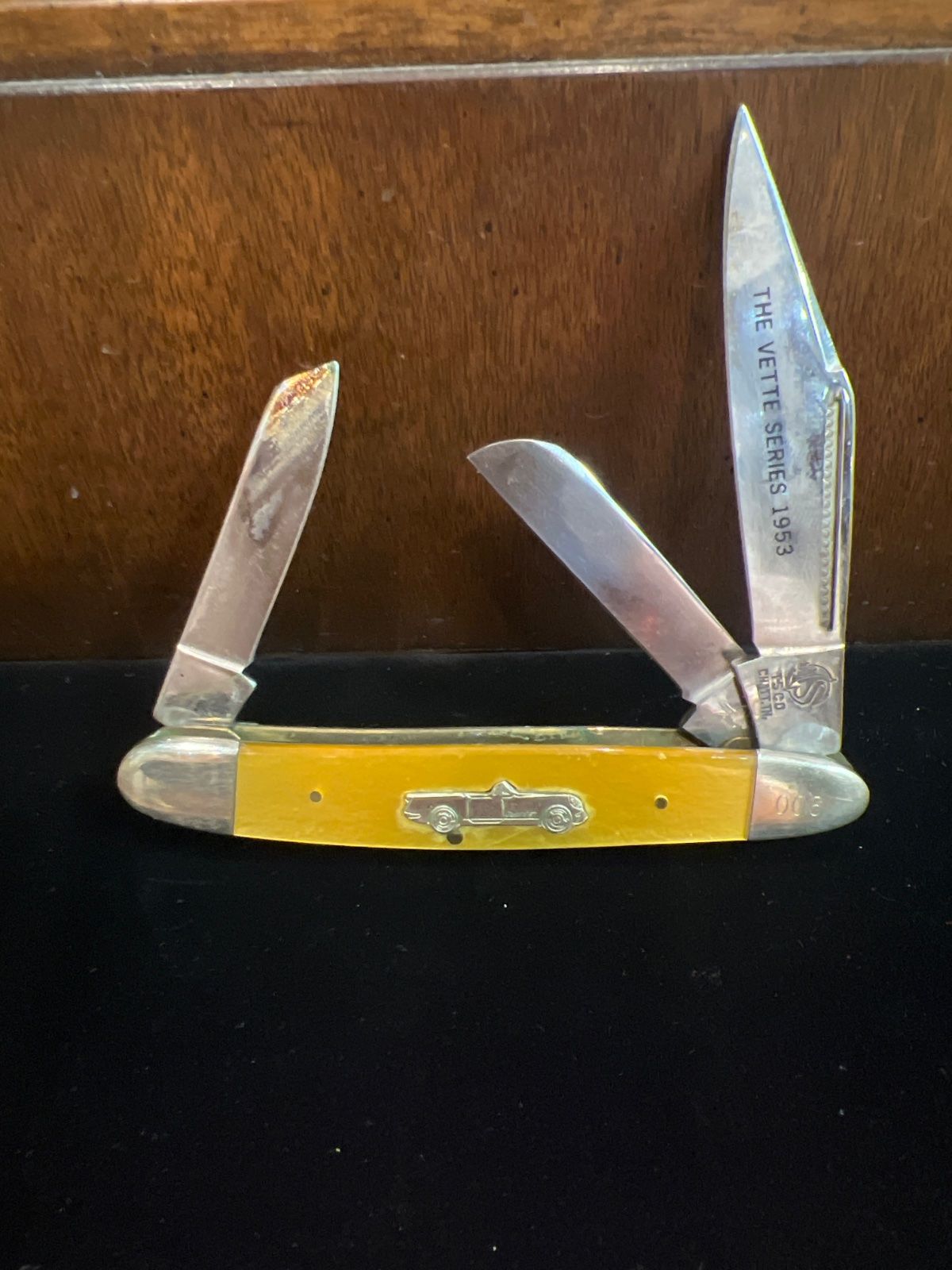 Frost Cutlery The Vette Series 1953 Yellow Trapper Knife
