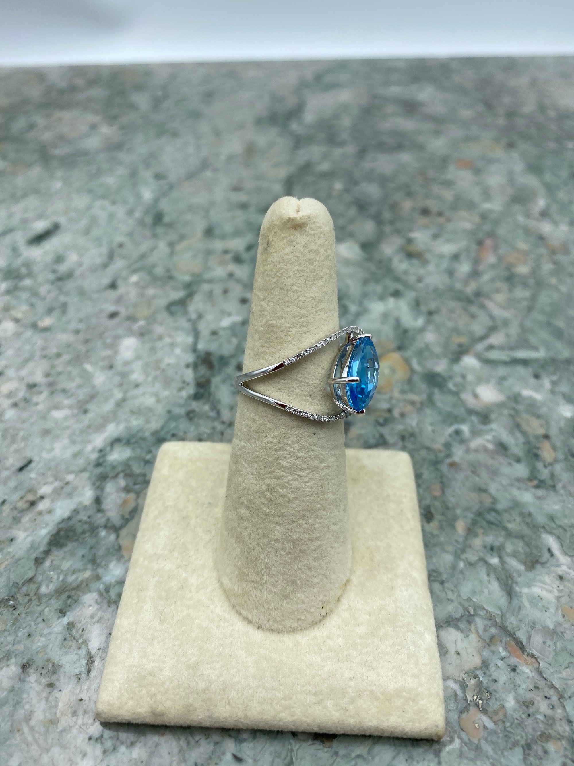 Lady's White Gold 14k Ring with One 4.91ct Oval Swiss Blue Topaz and 44 .14Tw Rounds Diamonds 2