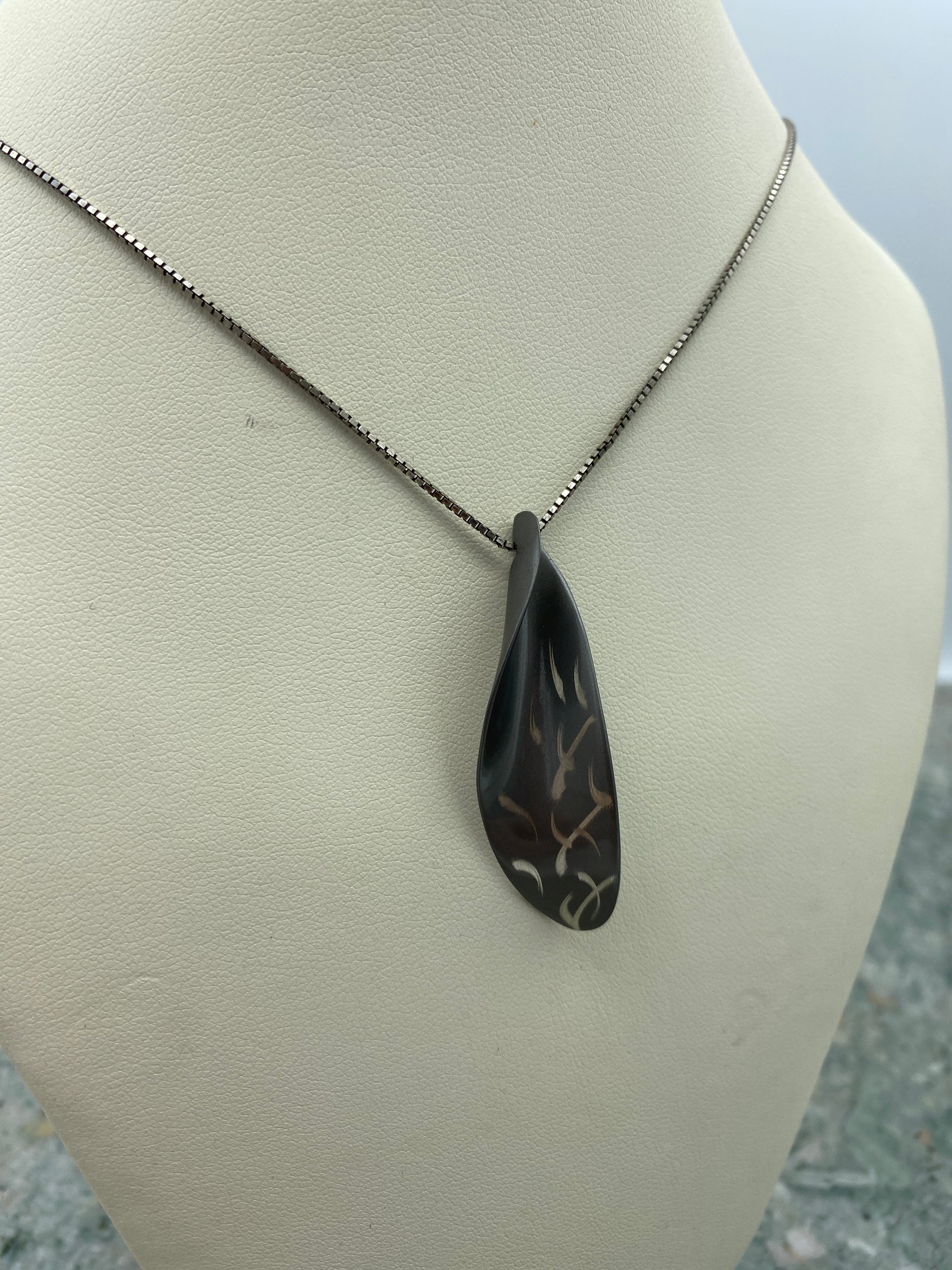 18 Sterling Silver Necklace with Leaf Shaped Pendant 2