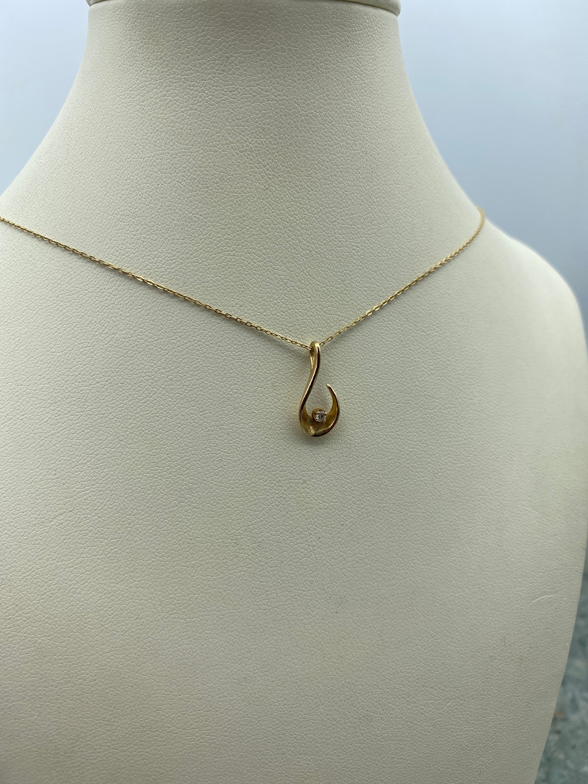16 14k Gold Chain and 14k Hook and Diamond Pendant 2