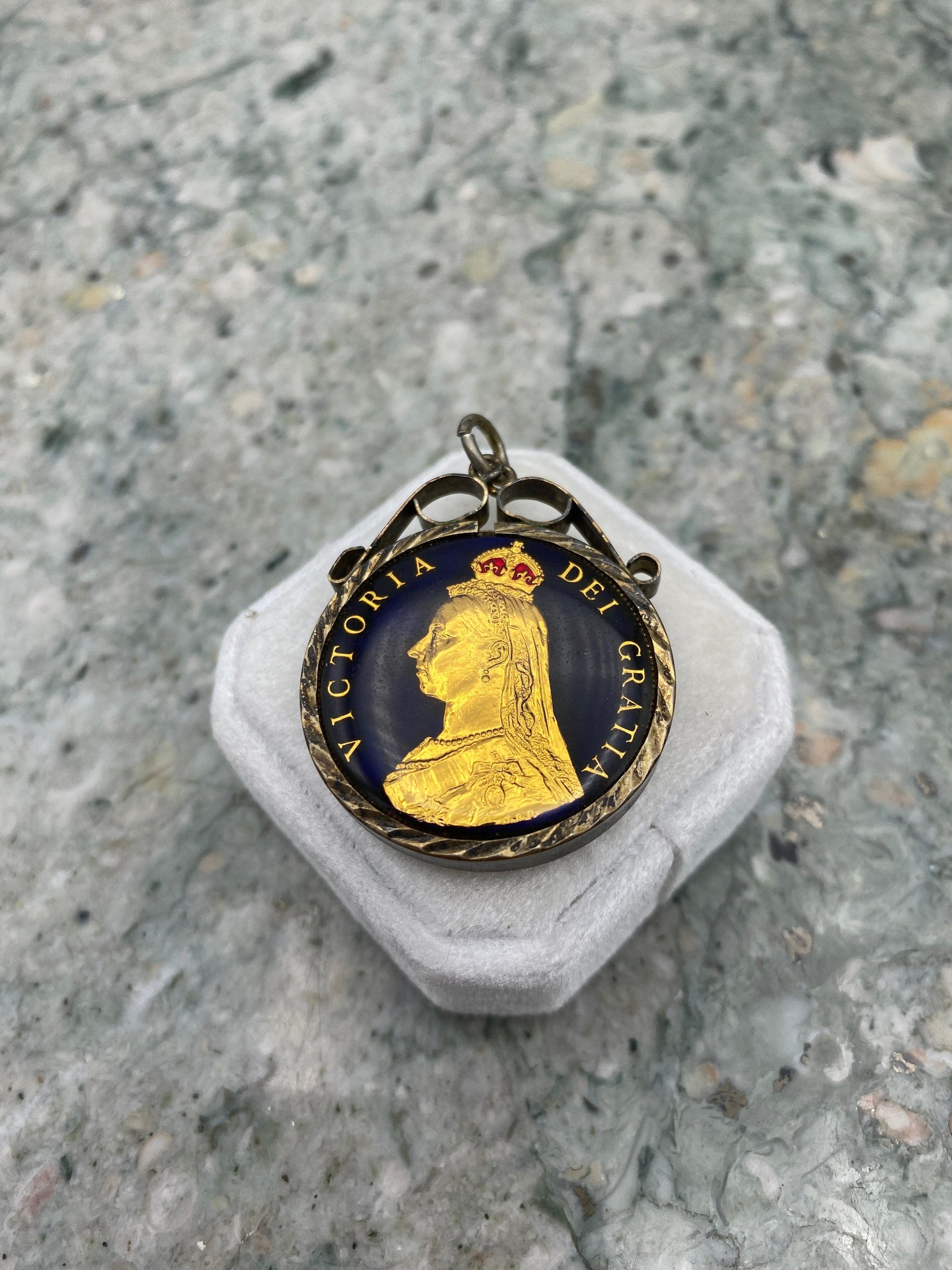 Queen Victoria FID DEF BRIT Pendant, Heradic Reverse 2