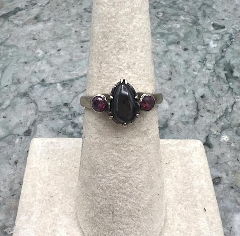 18k Vintage Three-Stone Ring with Gray and Pink Stone Accents 3