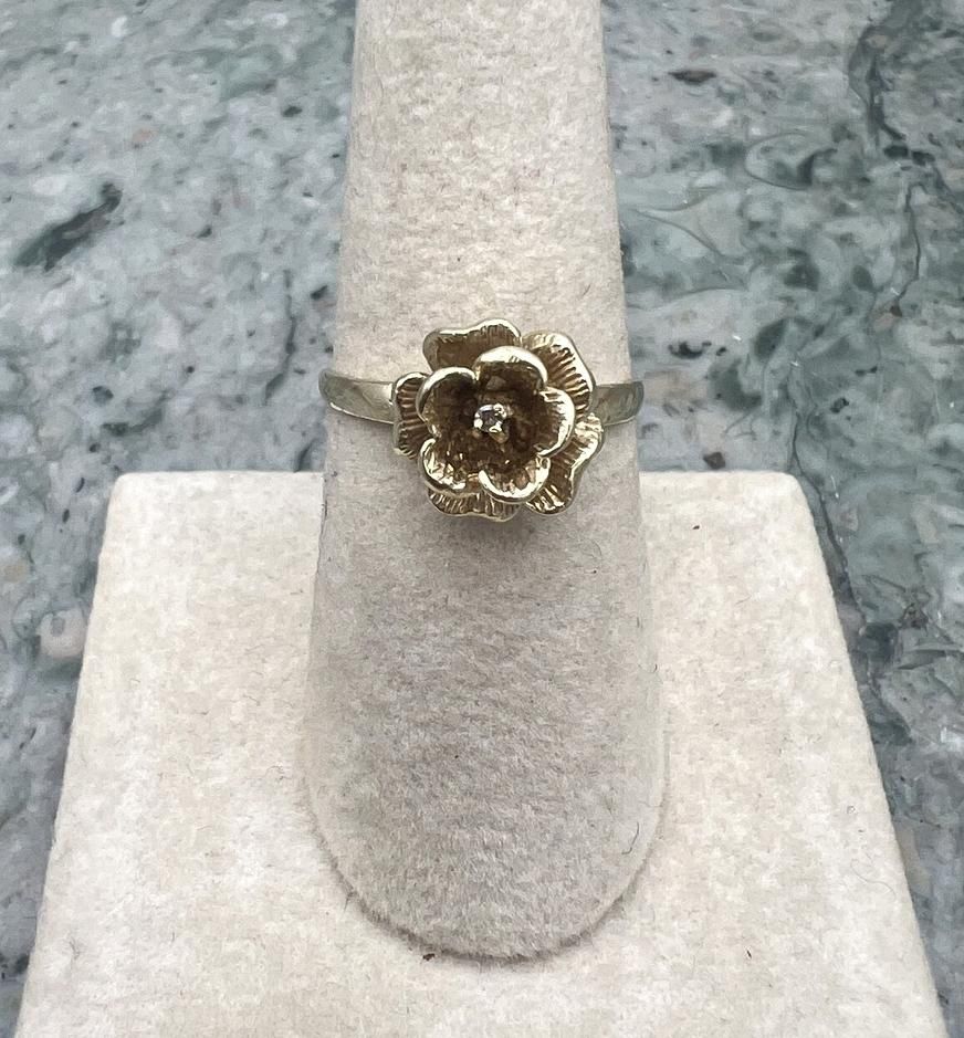 14k Vintage Gold Flower Ring with Diamond Chip Center 3