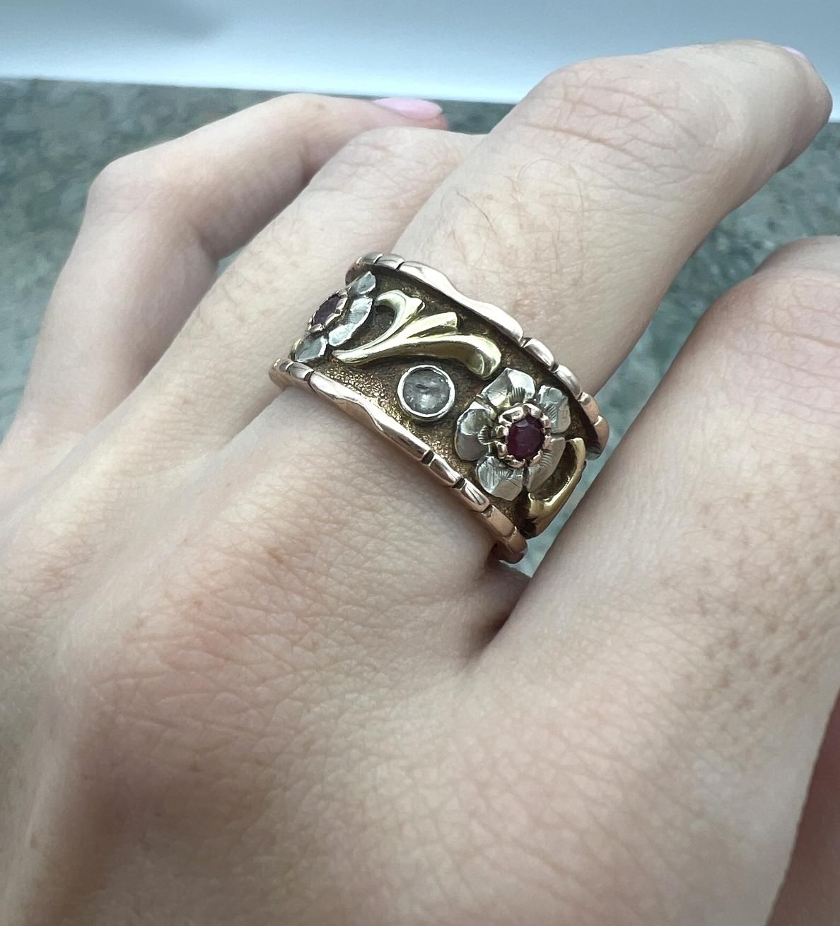 10k Vintage Gold Floral Band Ring with Rubies 2