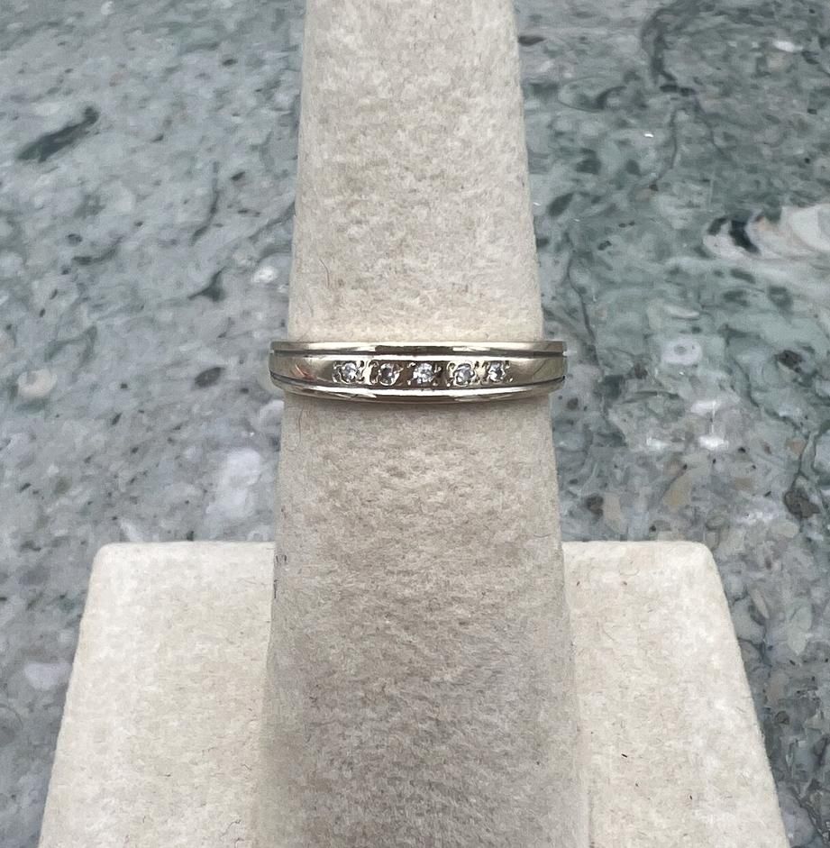 Vintage Gold Band Ring with Channel-Set Diamonds 3