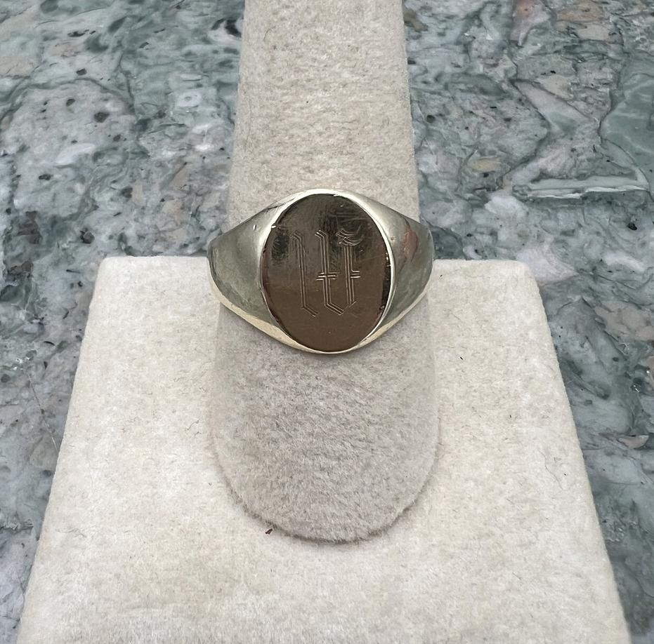 10k Vintage Gold Signet Ring with Old English 'W' Monogram 3