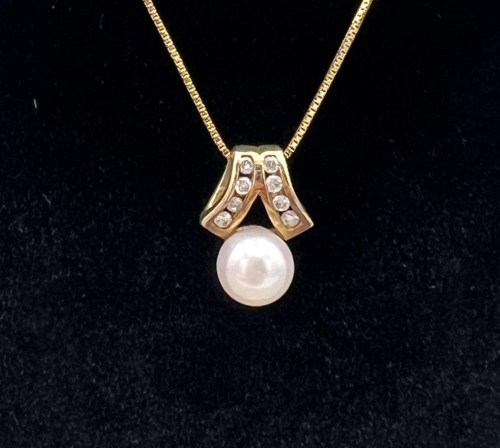 10k Gold Pearl & Diamond Pendant Necklace Box Chain. 16" Chain. 2