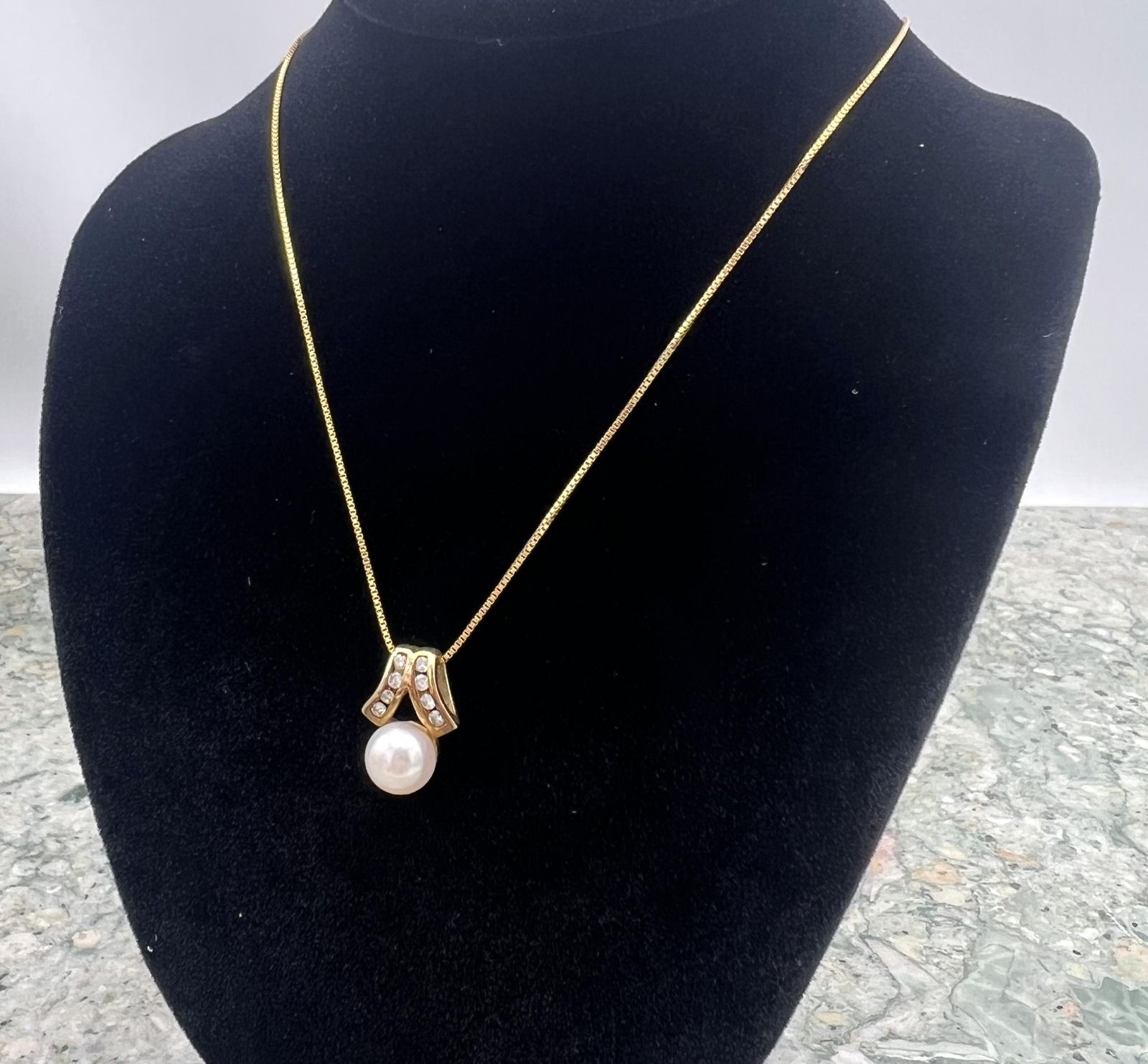 10k Gold Pearl & Diamond Pendant Necklace Box Chain. 16" Chain. 3