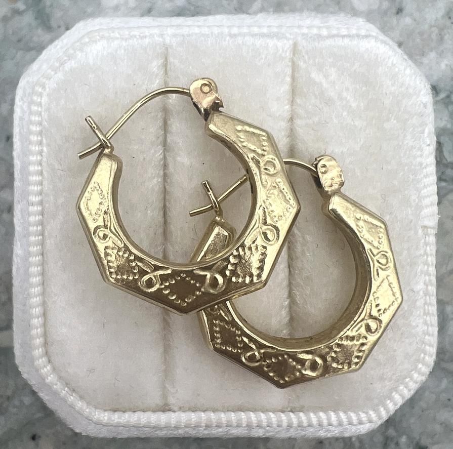 10k Gold Hoop Earrings with Hinged Closure Classic Style
