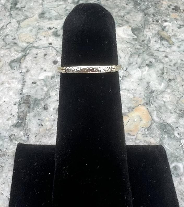 14k Vintage Engraved White and Yellow Gold Wedding Band 2