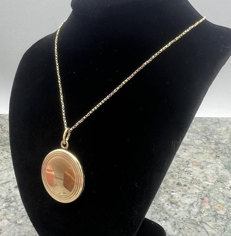 14k Gold Round Locket Pendant Necklace Victorian Style. 26" Chain. 3