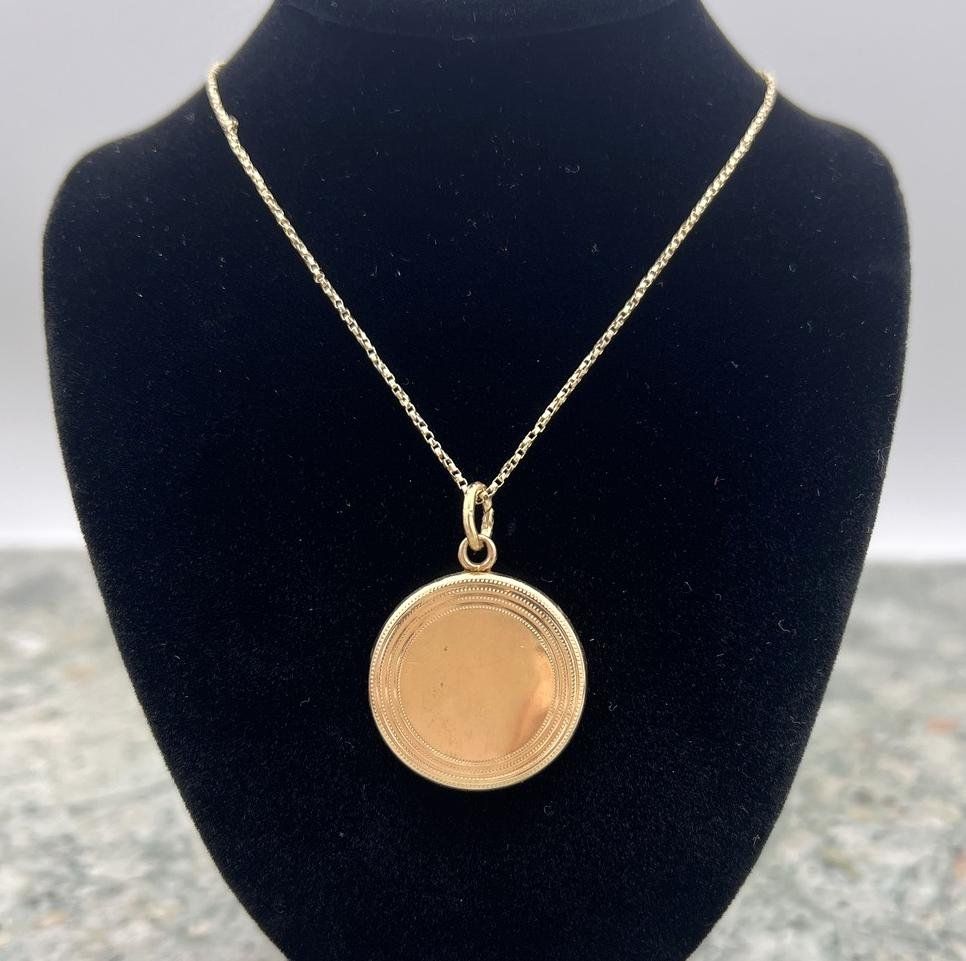 14k Gold Round Locket Pendant Necklace Victorian Style. 26" Chain.