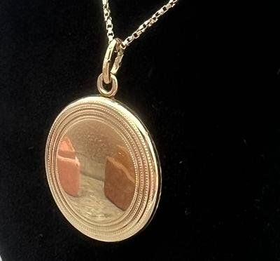 14k Gold Round Locket Pendant Necklace Victorian Style. 26" Chain. 4