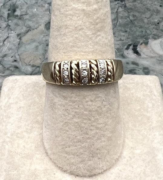 14k Gold Band Ring with Curb Chain Design and Channel-Set Stones 2