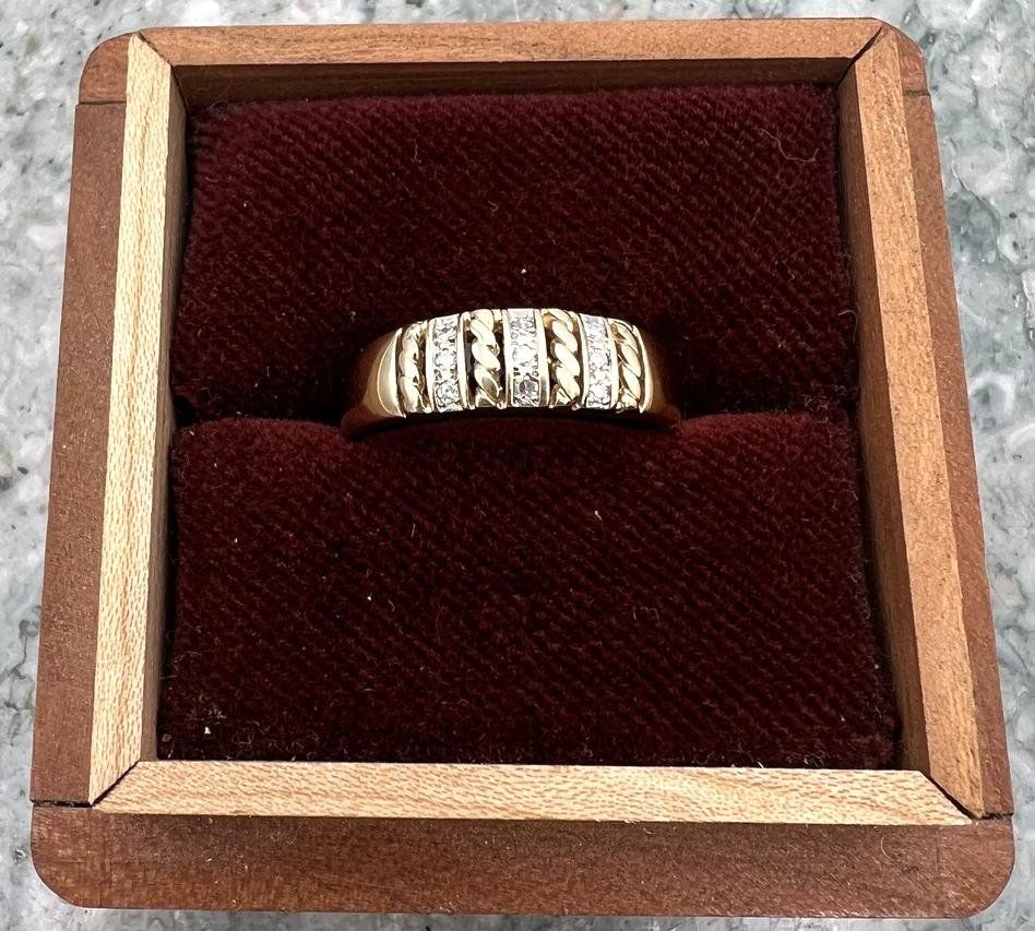 14k Gold Band Ring with Curb Chain Design and Channel-Set Stones