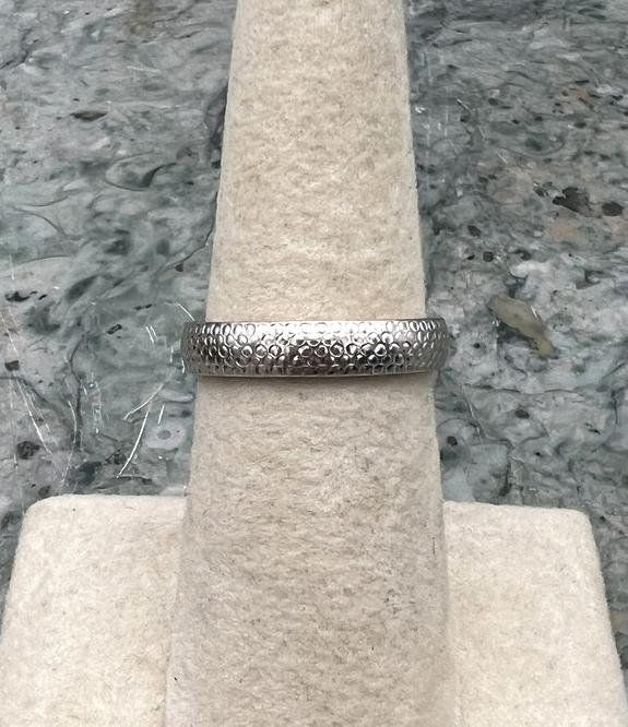 14k Hammered White Gold Band Ring 2