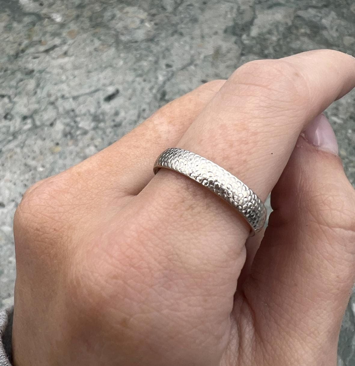 14k Hammered White Gold Band Ring 3