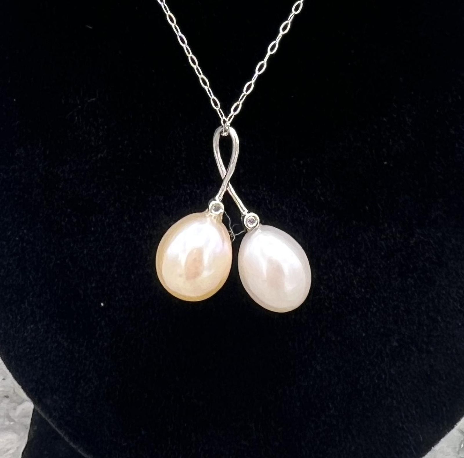 14k White Gold Double Freshwater Pearl Drop Pendant Necklace. 18" Chain. 2
