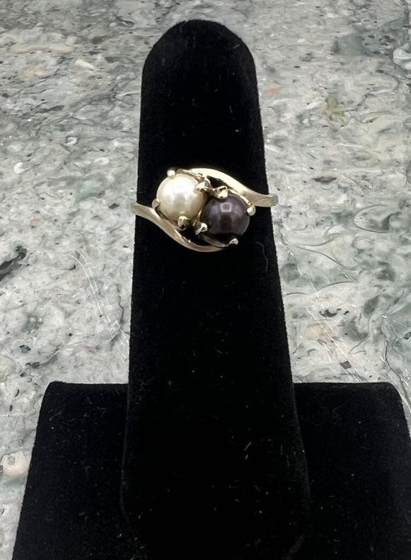 10k Vintage Gold Bypass Ring with White and Black Pearls 2
