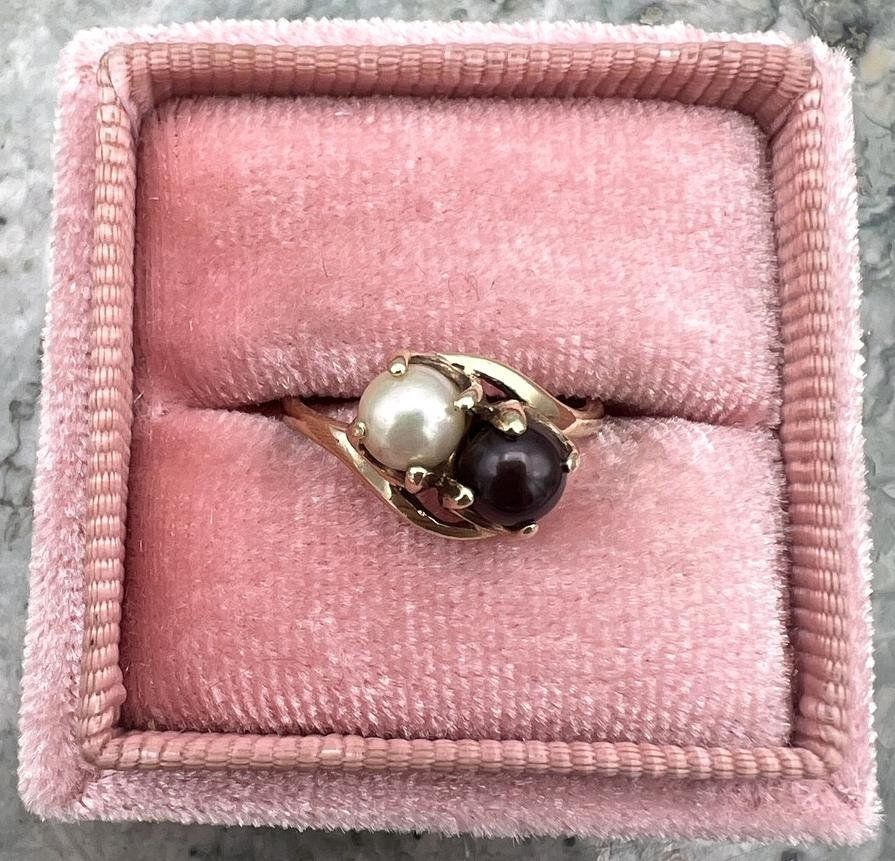 10k Vintage Gold Bypass Ring with White and Black Pearls