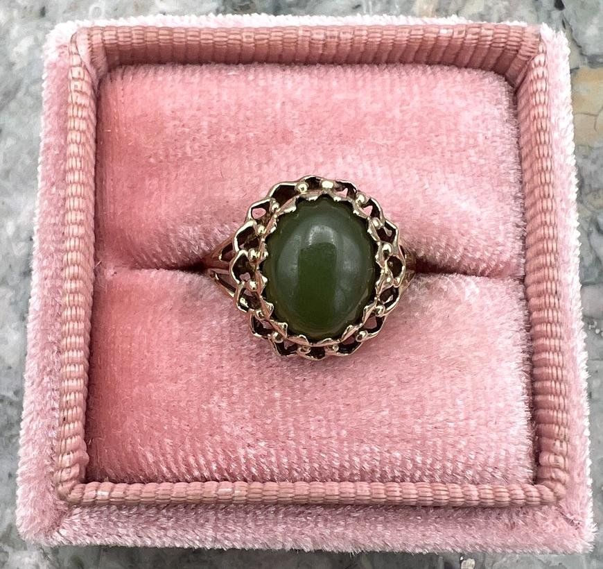 10k Vintage Gold Jade Ring with Scalloped Setting