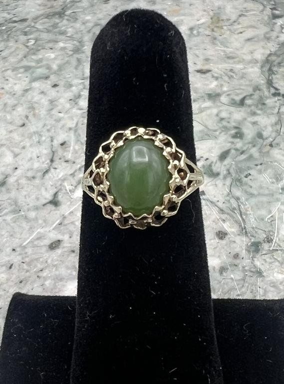 10k Vintage Gold Jade Ring with Scalloped Setting 2