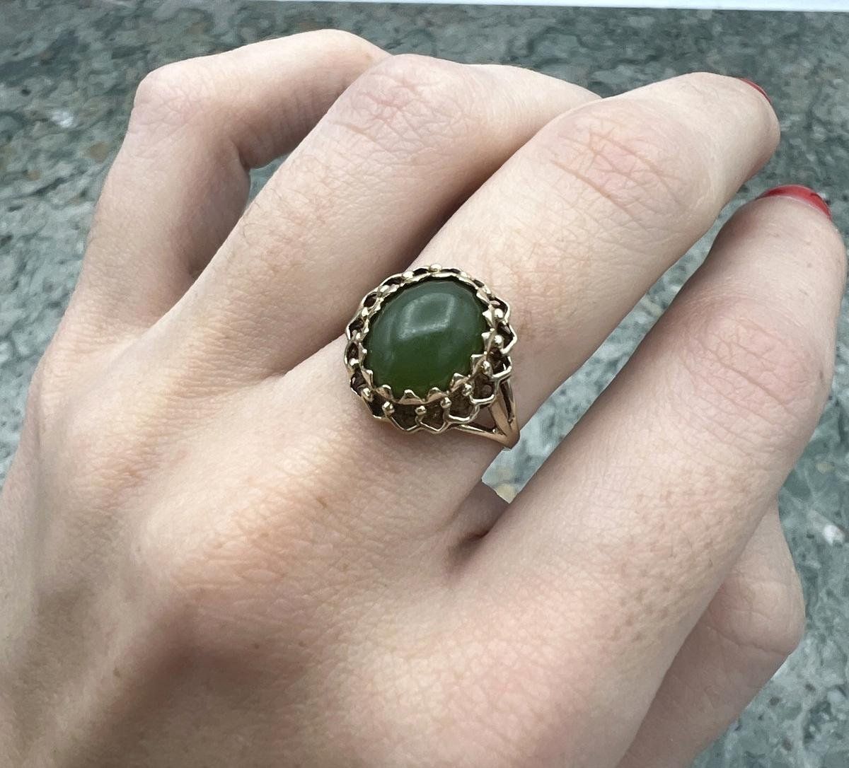 10k Vintage Gold Jade Ring with Scalloped Setting 3