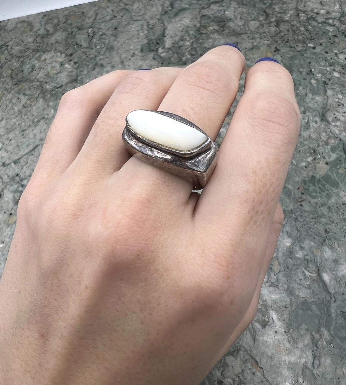 Sterling Silver Ring with Elongated Mother of Pearl Cabochon. sz 7 3