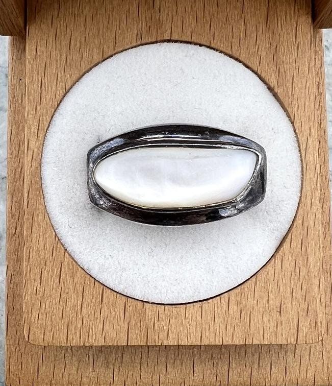 Sterling Silver Ring with Elongated Mother of Pearl Cabochon. sz 7