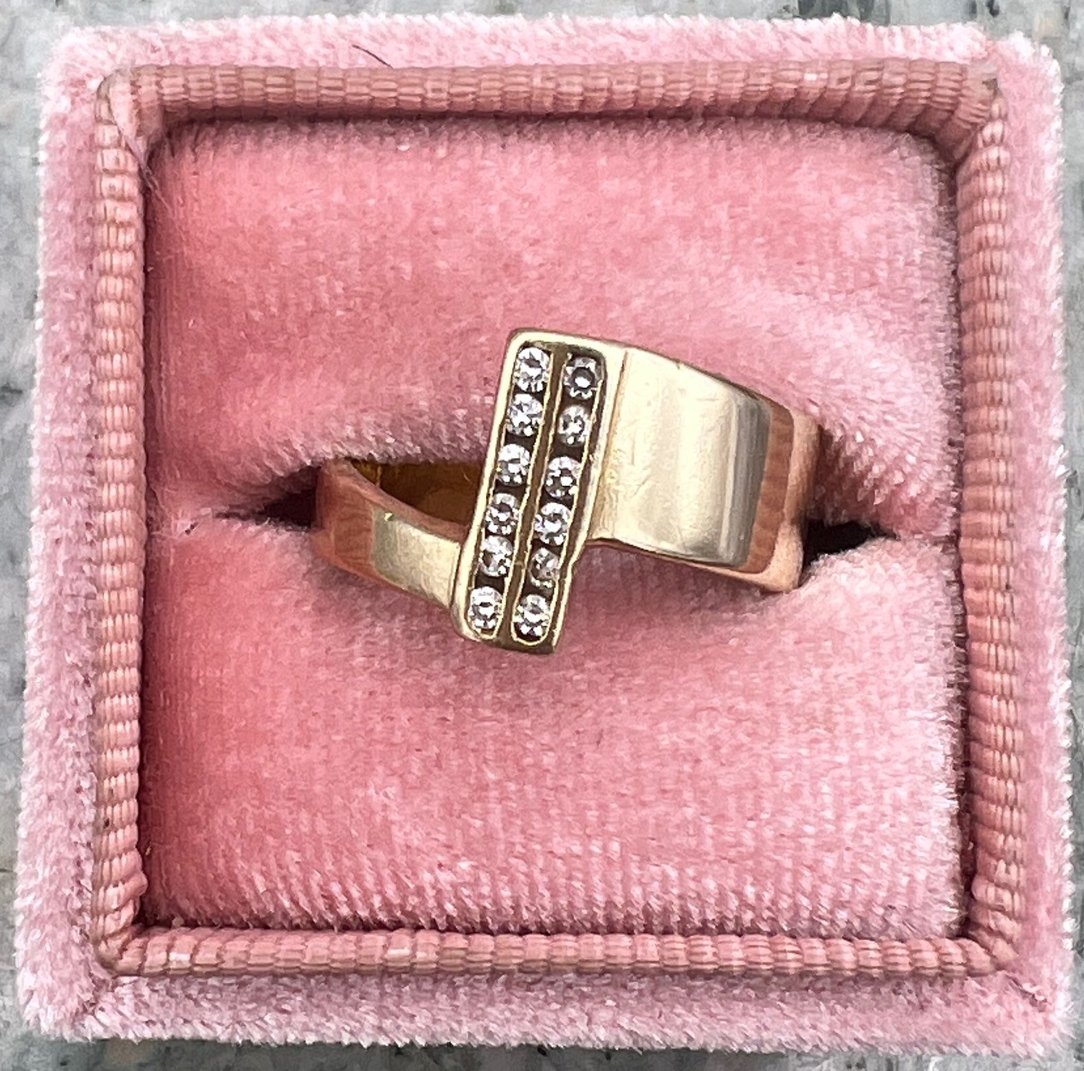 14K Gold Diamond Bypass Ring with Double Row Channel Set Stones. Sz. 8.25