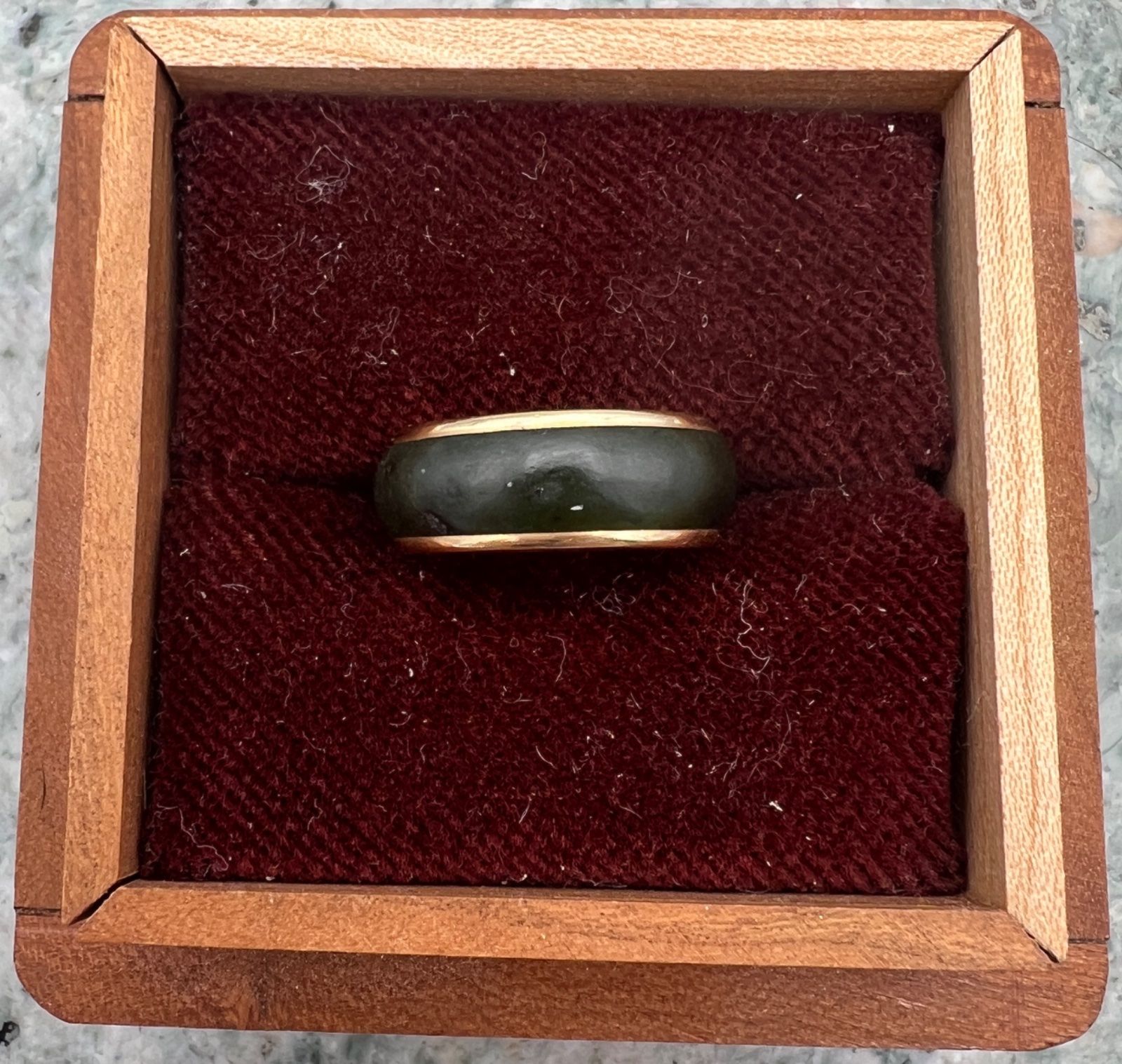 14K Gold and Dark Green Jade Band Ring. Sz 5