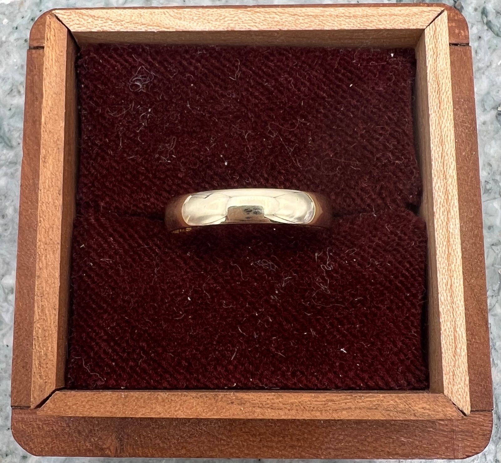 10K Gold Wedding Band Ring Classic Polished Dome Style. Sz 10.5