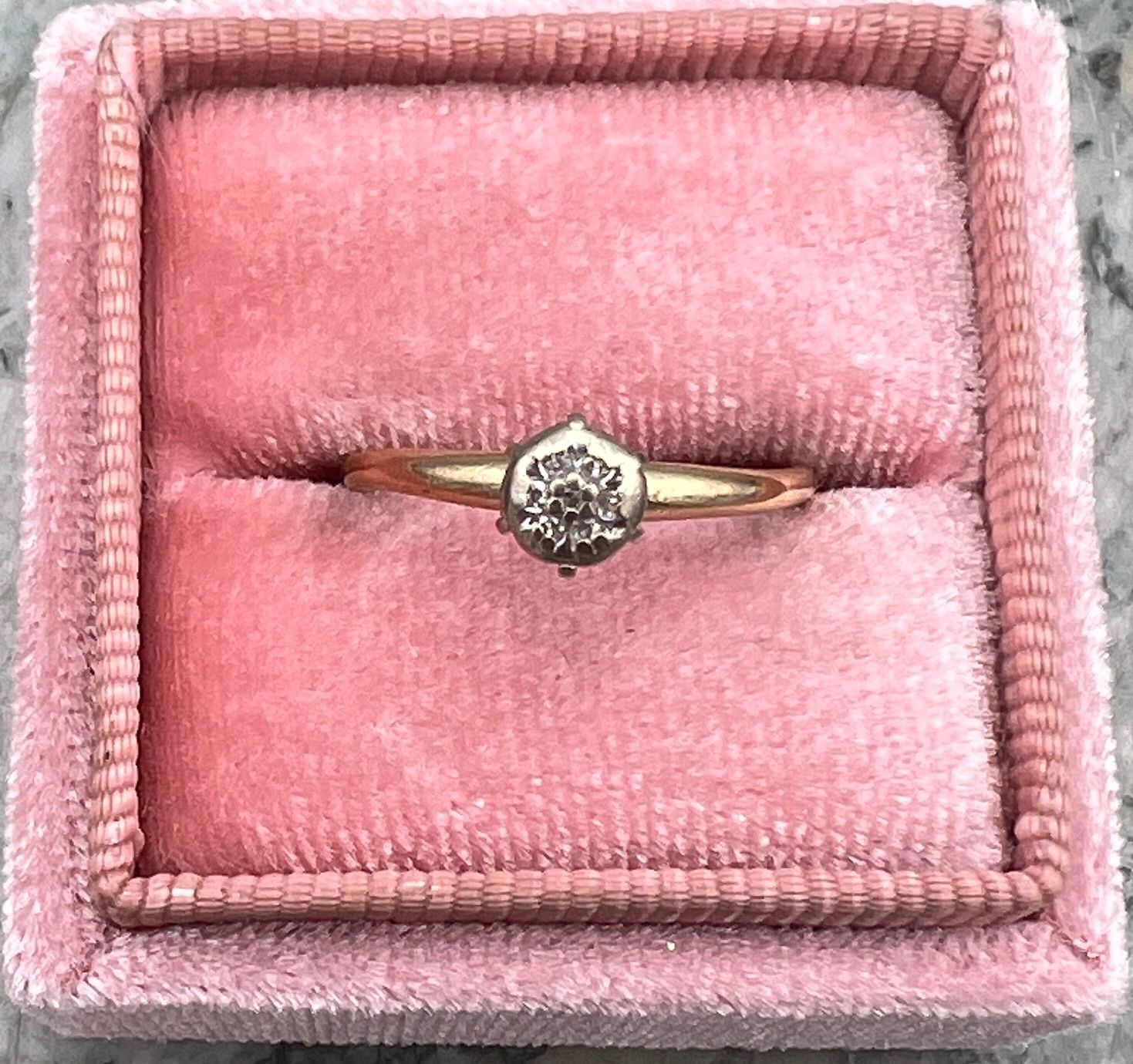 14K Gold Diamond Cluster Solitaire-Style Ring Vintage. Sz. 7.5