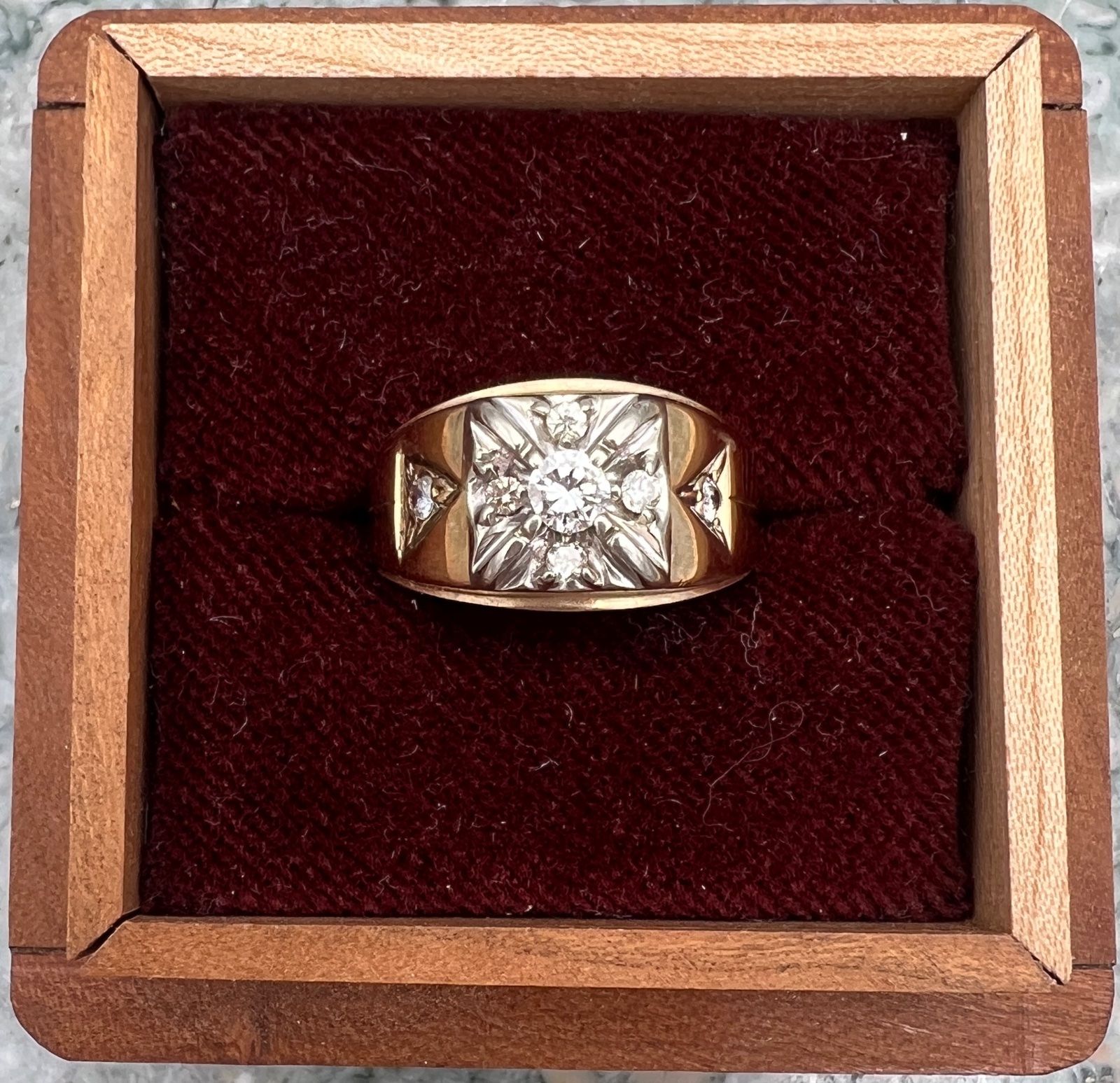 14K Yellow Gold Men's Diamond Cluster Ring with Starburst Setting. Sz. 9.75