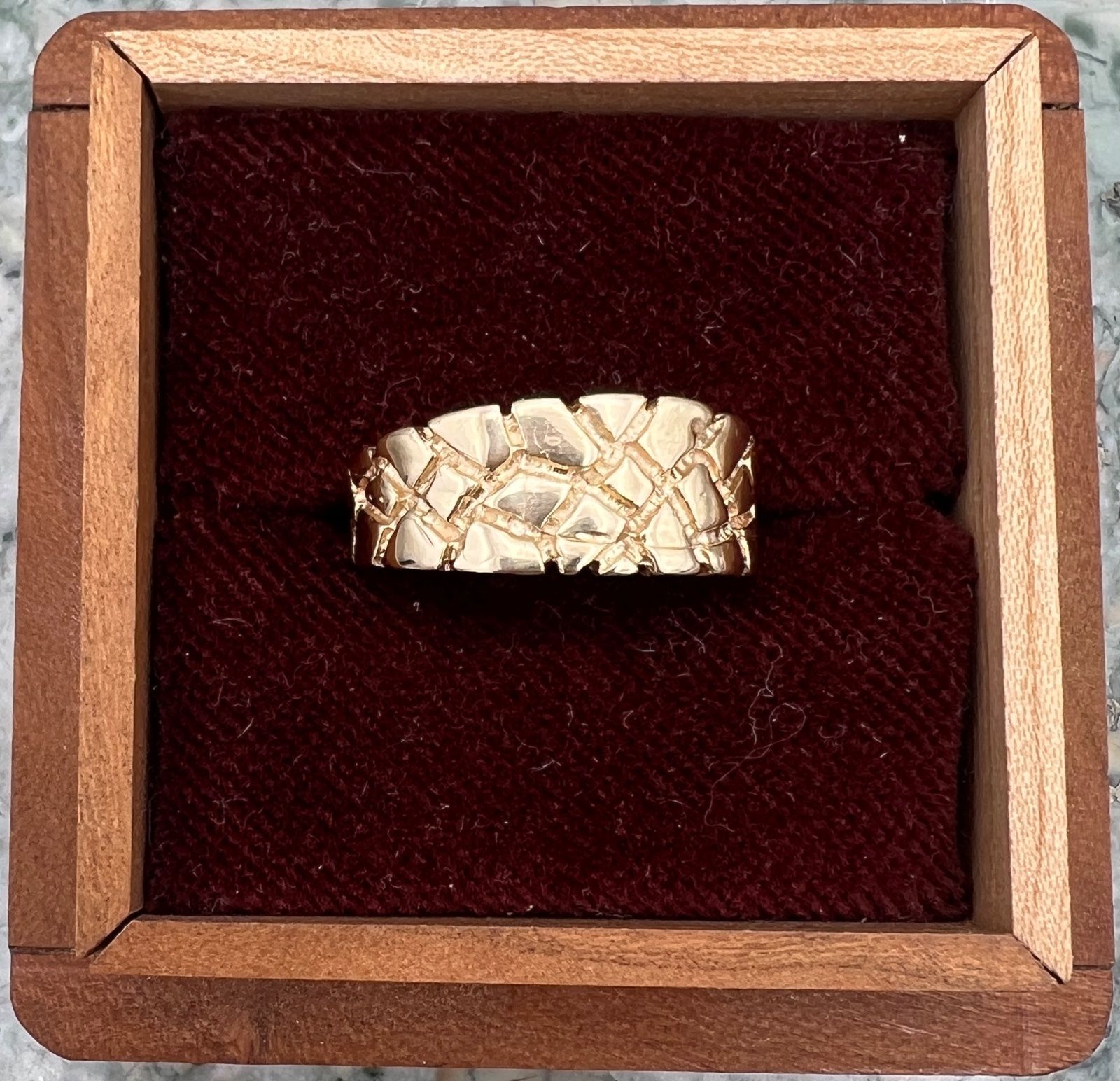14K Gold Nugget Style Band Ring. Sz. 9.75