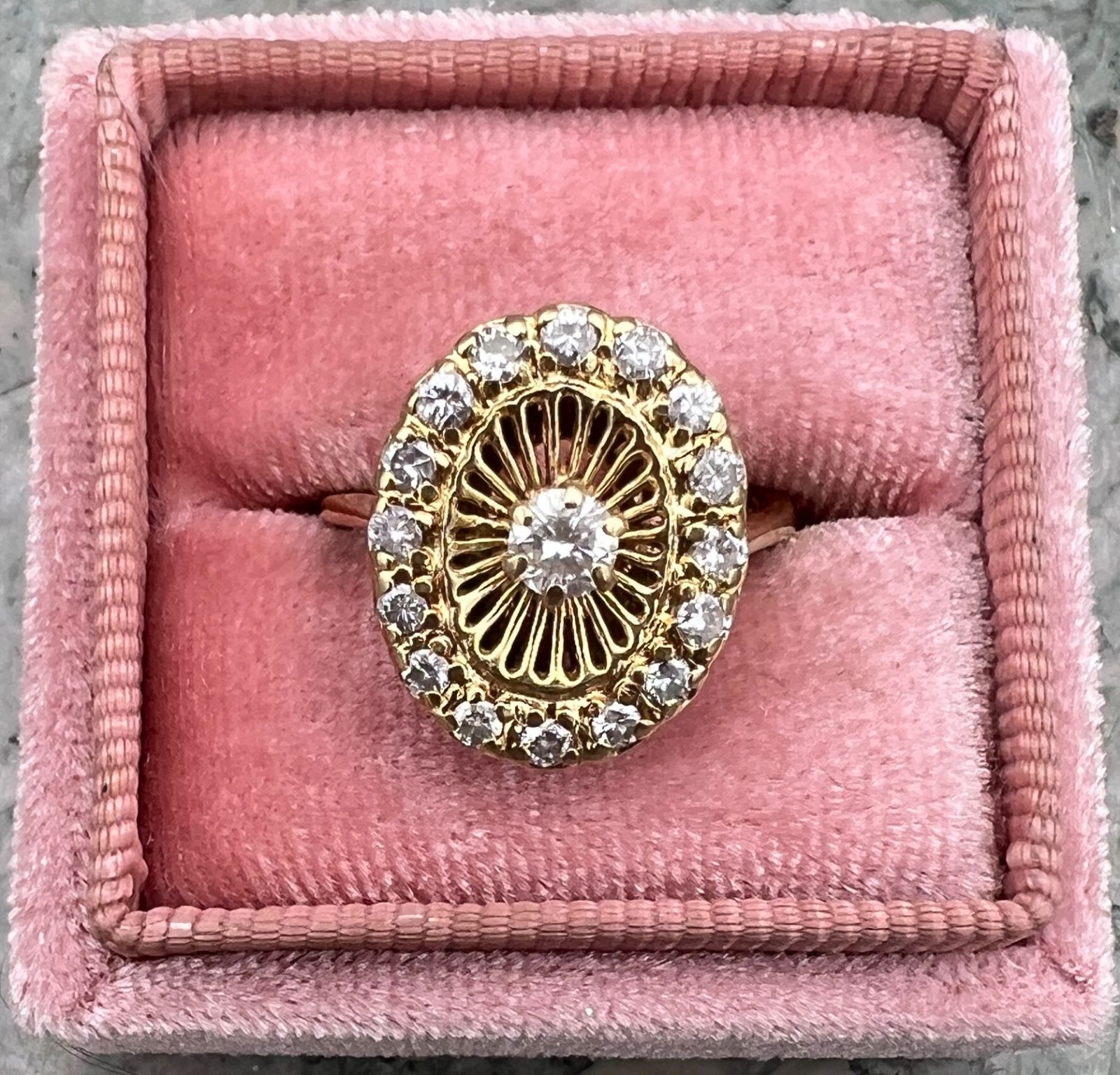 14K Gold Oval Diamond Cluster Cocktail Ring Vintage Mid-Century. Sz. 6.5