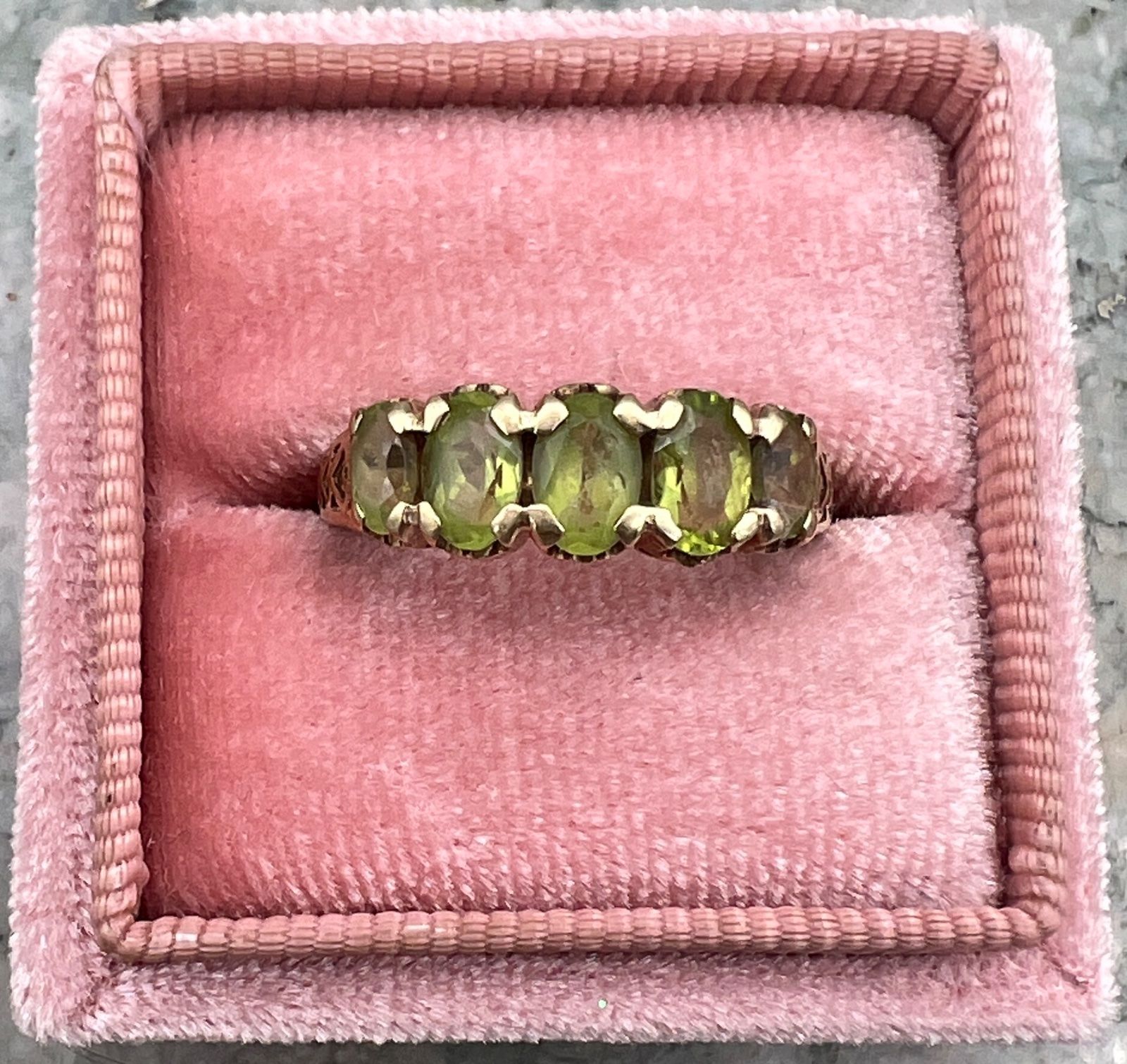 10K Gold Five-Stone Peridot Ring Victorian Style Band. Sz. 8