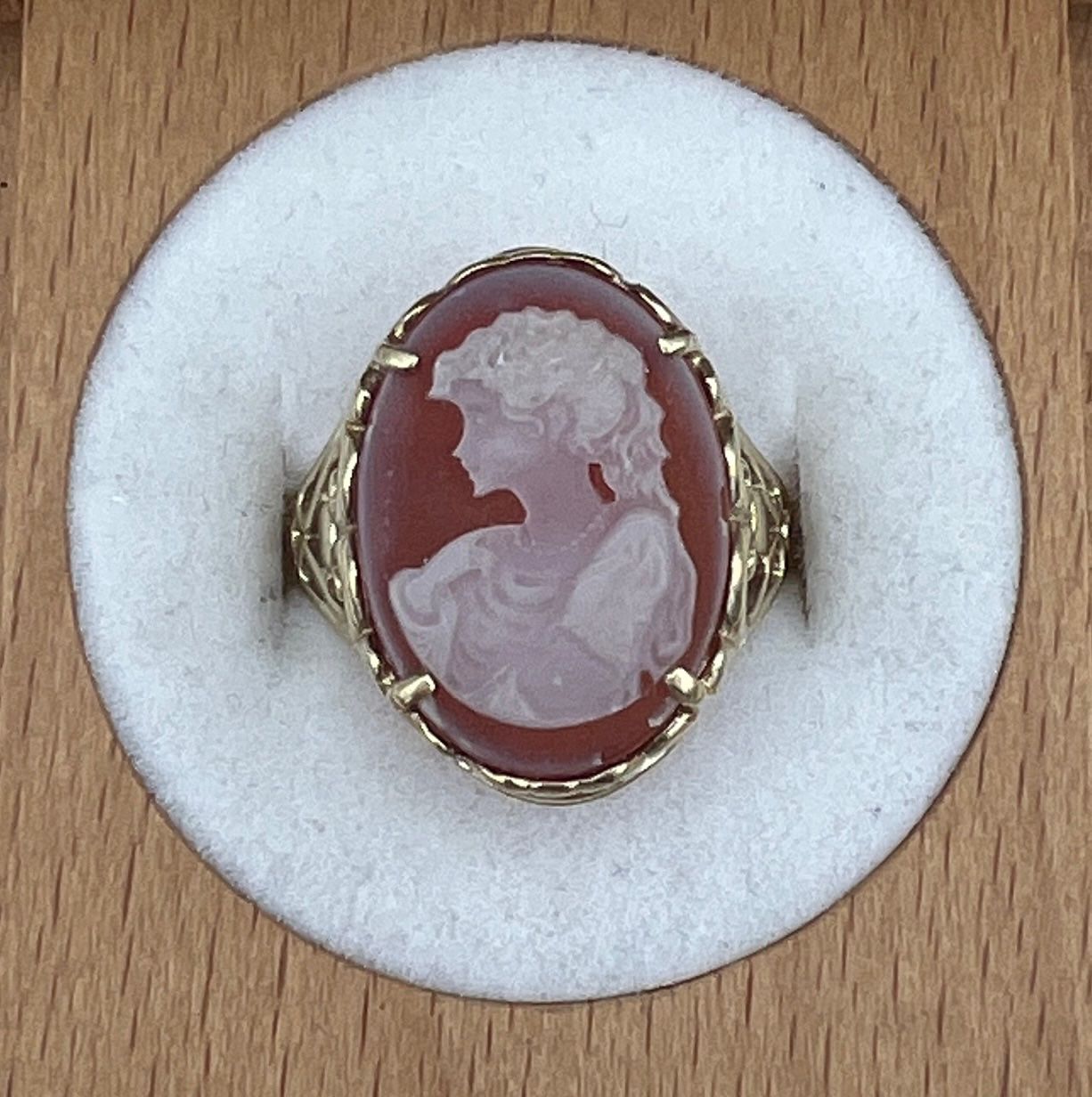 10K Gold Carved Shell Cameo Ring with Filigree Band. Sz 7.75