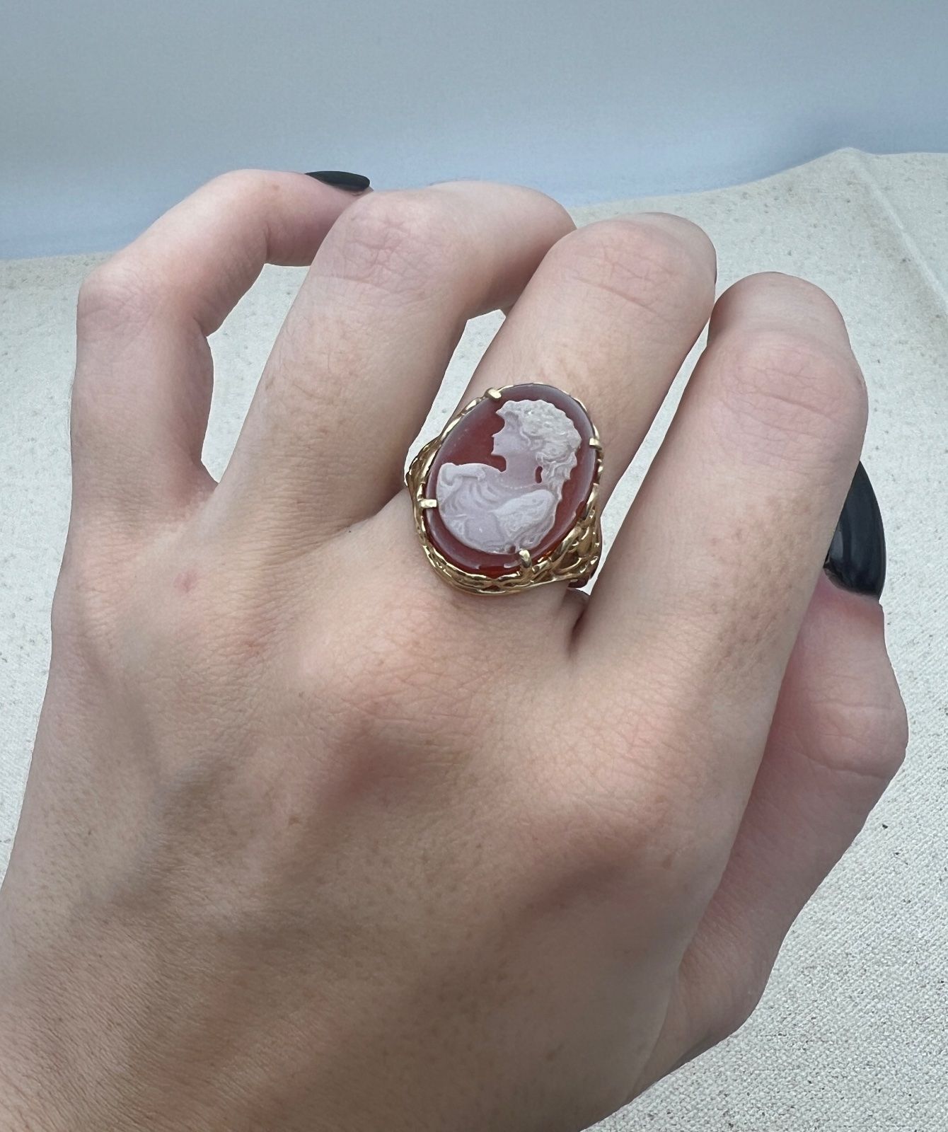 10K Gold Carved Shell Cameo Ring with Filigree Band. Sz 7.75 3