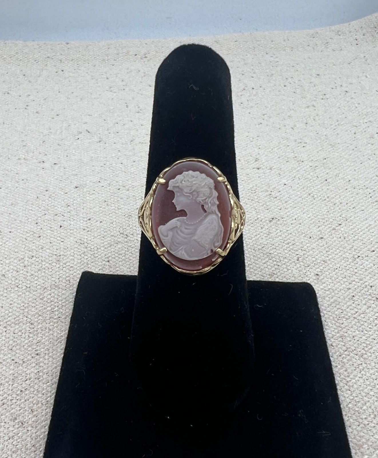 10K Gold Carved Shell Cameo Ring with Filigree Band. Sz 7.75 2