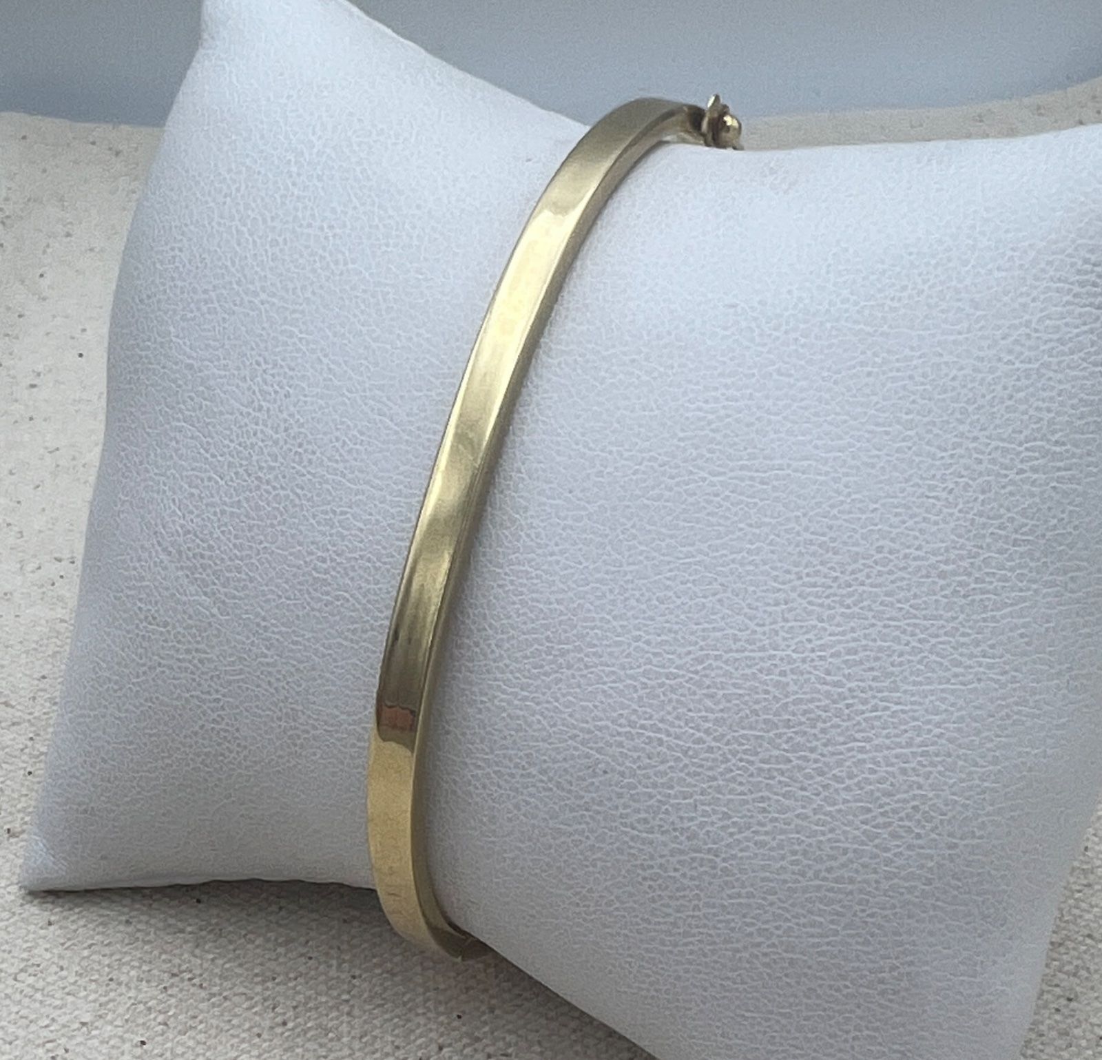 14K Yellow Gold Hinged Bangle Bracelet Classic Polished Design 2