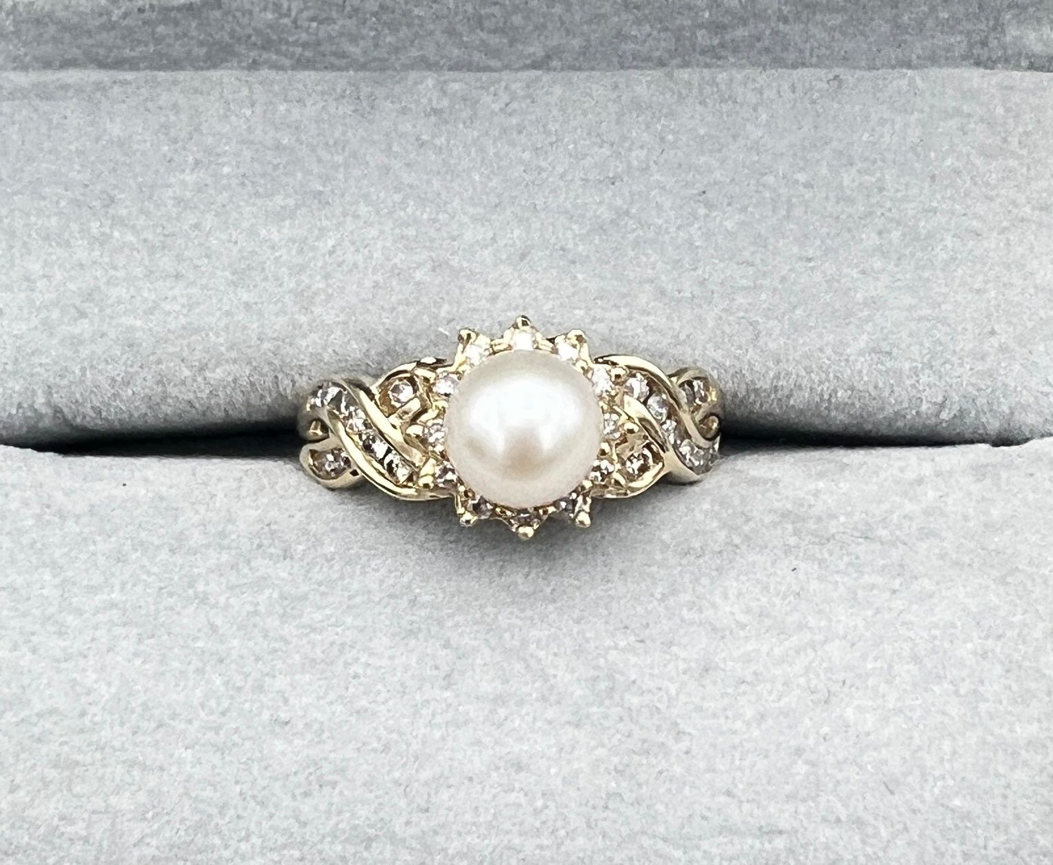 14K Gold Pearl & Diamond Halo Ring with Twisted Shank. Sz 9