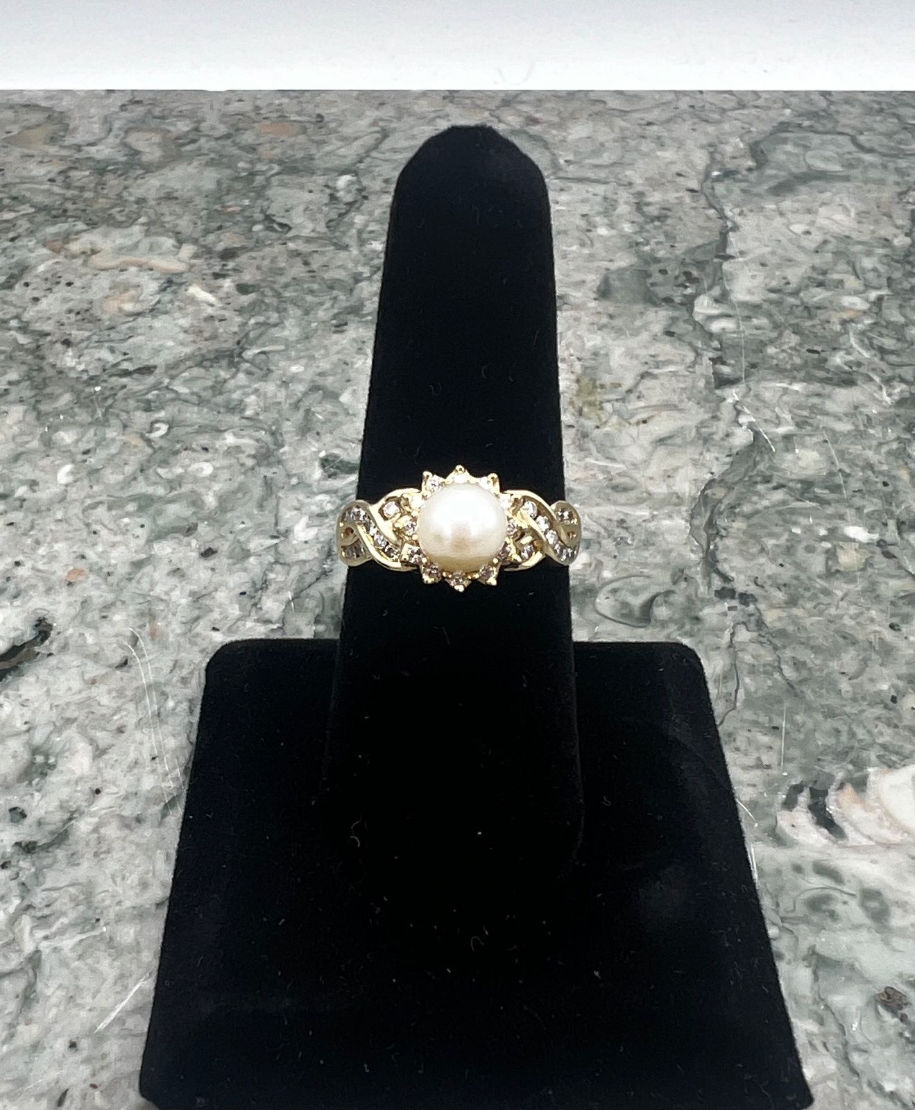 14K Gold Pearl & Diamond Halo Ring with Twisted Shank. Sz 9 2