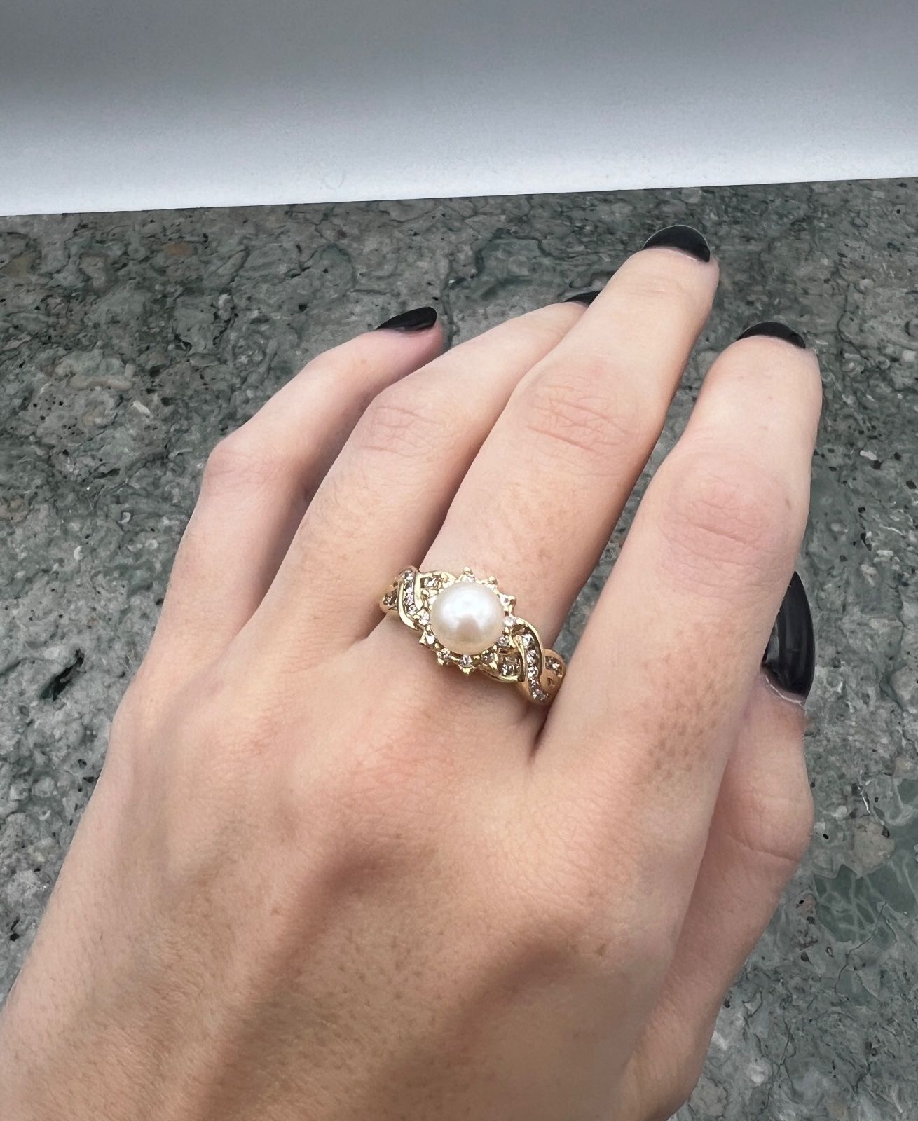 14K Gold Pearl & Diamond Halo Ring with Twisted Shank. Sz 9 3