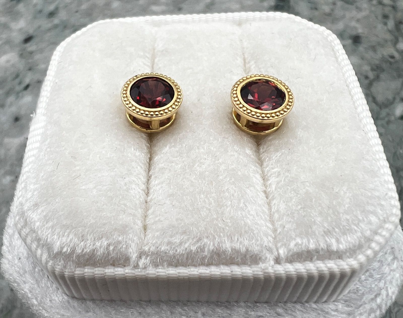 14K Yellow Gold Round Garnet Rope-Edge Stud Earrings 2