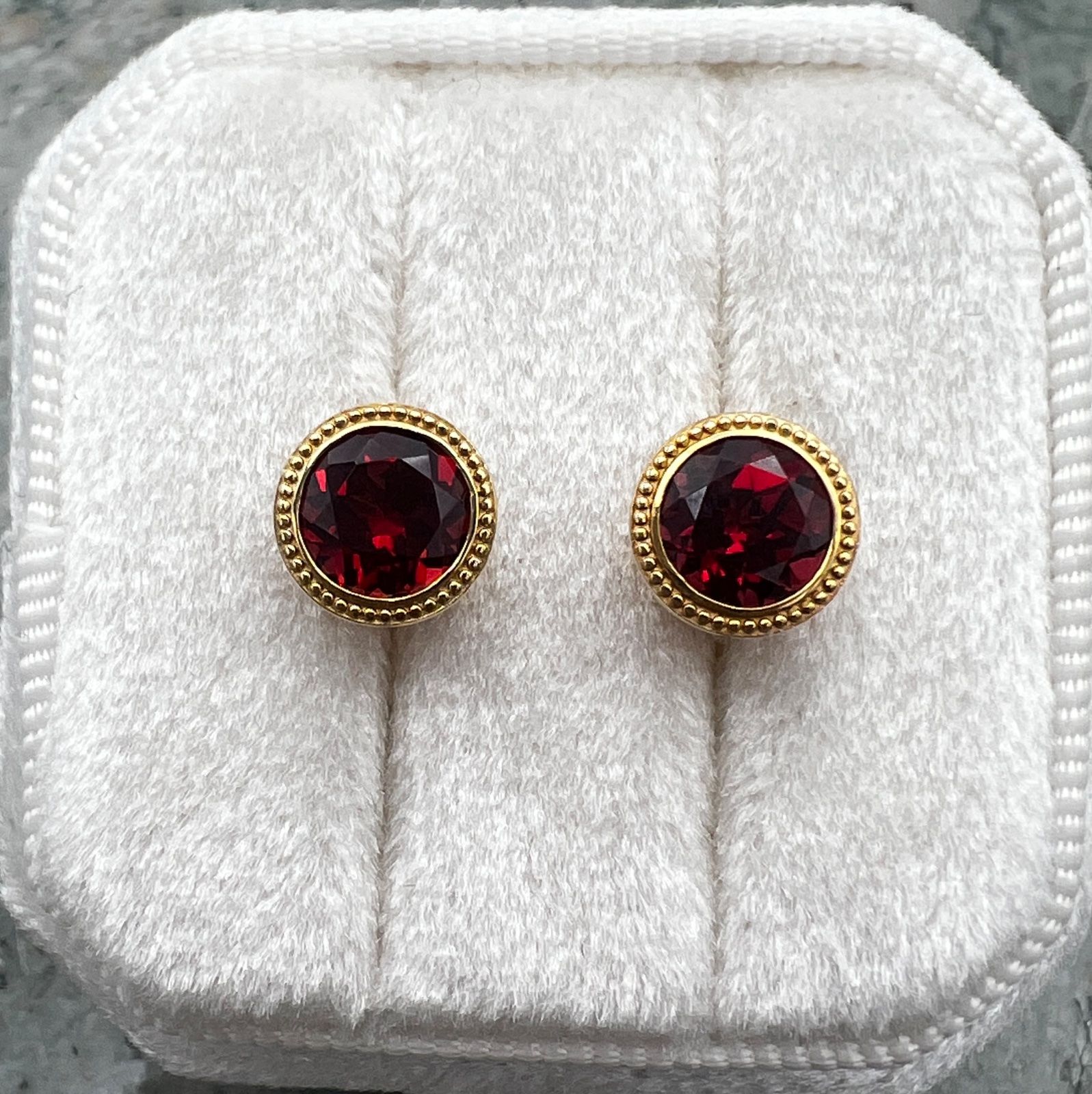 14K Yellow Gold Round Garnet Beaded Border Stud Earrings