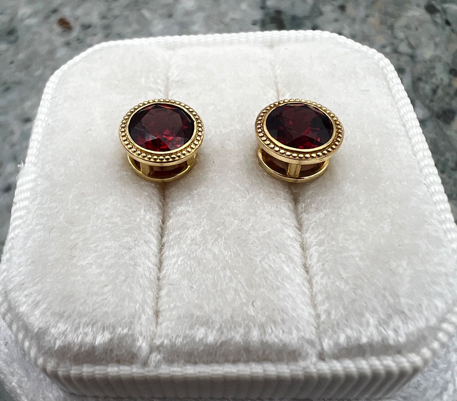 14K Yellow Gold Round Garnet Beaded Border Stud Earrings 2