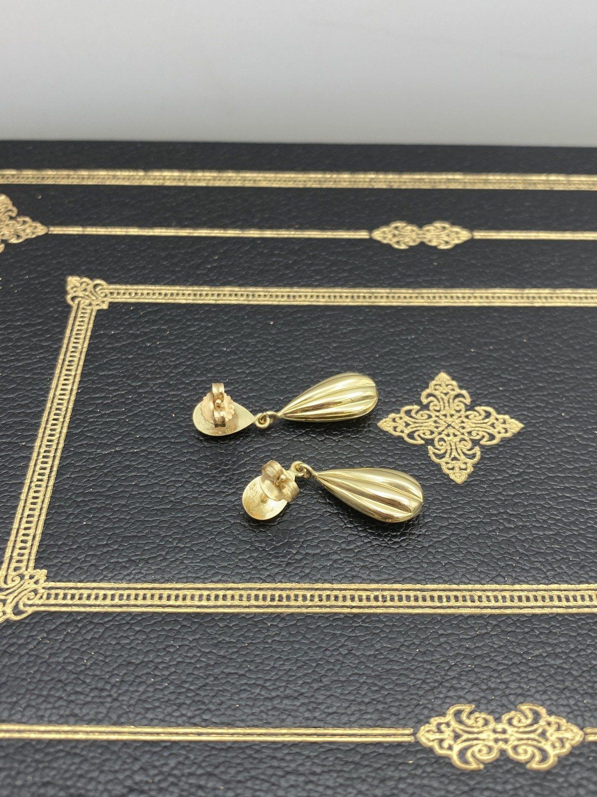 Vintage Mid Century c.1960s 14k Gold Fluted Tear Drop Earrings 5