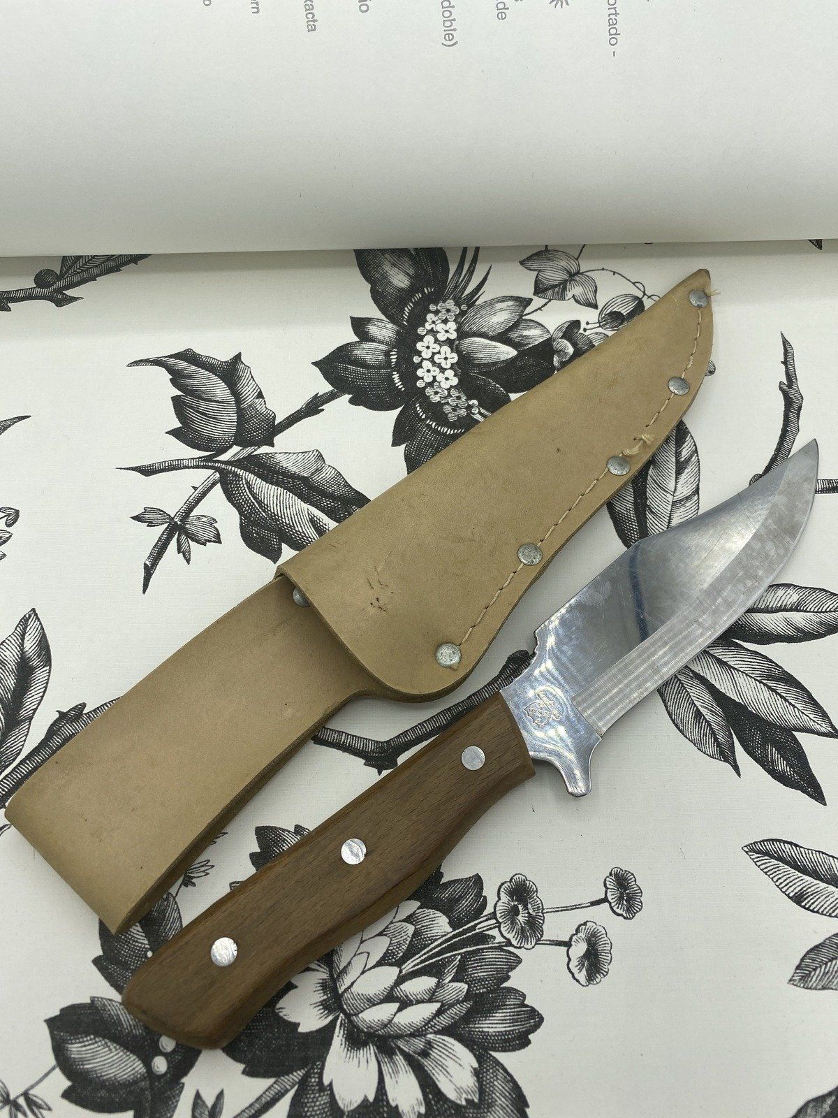 Fixed Blade Wooden Handle Knife in Tan Sheath