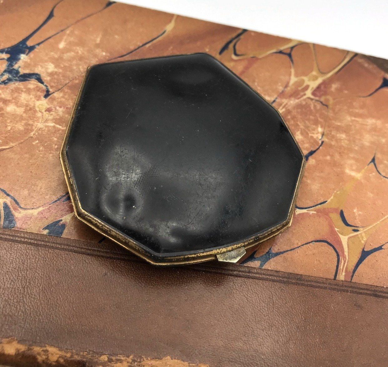 1940s Classic Jane Black Enamel Art Deco Shell Compact 4